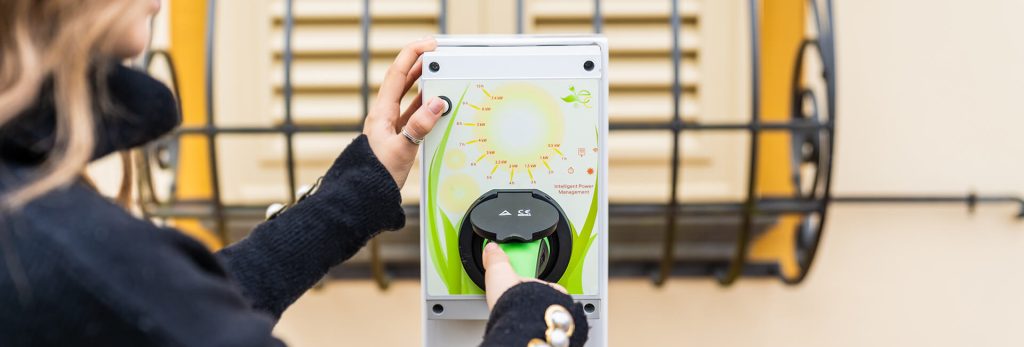 Dielectrik s.r.l. è l’azienda madre fondata nel 2008 che si propone nei settori Automazione, Automotive ed elettronica. Nel 2013, dalla consolidata esperienza di Dielectrik, nasce il brand Made in Italy E-Corner che si occupa di progettare e produrre stazioni di ricarica per veicoli elettrici presso la propria sede di Pontedera (Pi).